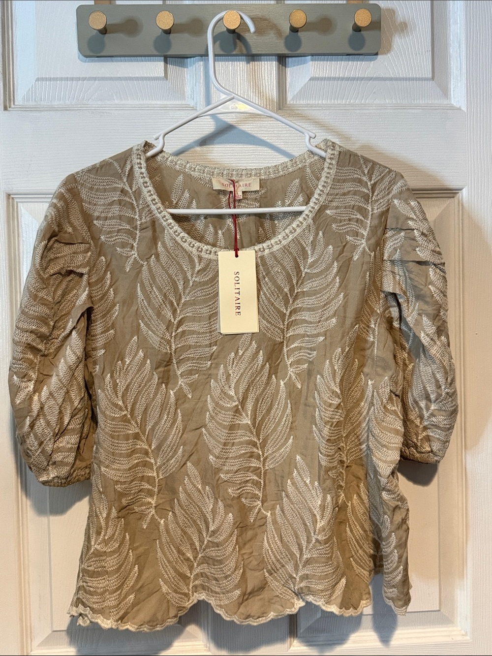 Solitaire Womens Top Floral
Embroidered NWT Size L - Picture 5 of 7
